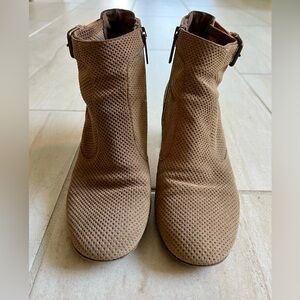 Aquatalia Suede Ankle boot size 8